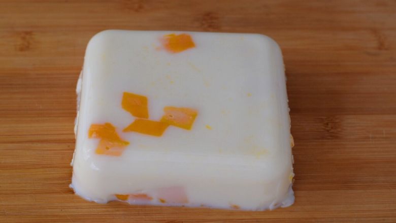 芒果奶冻,然后用刀沿着四边划过,倒扣脱模