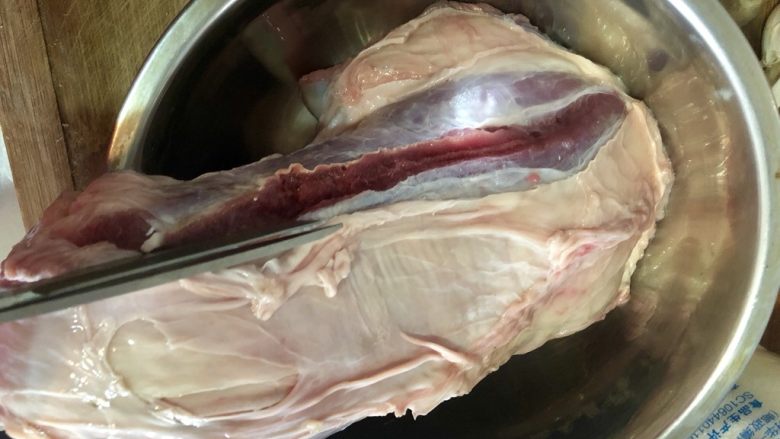 酱牛肉,把牛腱子表面的那一层皮竖向轻轻剪开,一条牛腱子,剪开三条缝就可以了。
