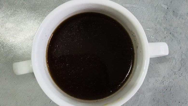 香煎鸡中翅,准备汤汁(生抽、糖、淀粉都适量,加入少许清水,搅拌均匀即可)!