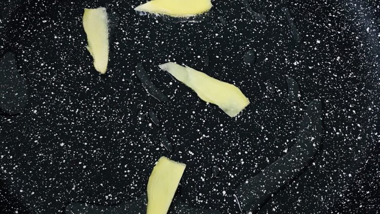 香煎鸡中翅,最好用不粘锅,锅内放少量食用用,放姜片炒出香味。
(鸡翅自己会出油,放多油会有点腻)!