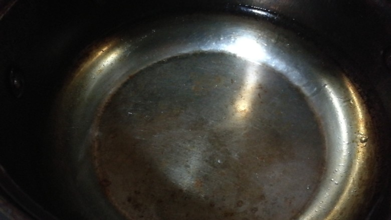 快手菜,黄瓜泡菜猪油拌面,锅中加水
