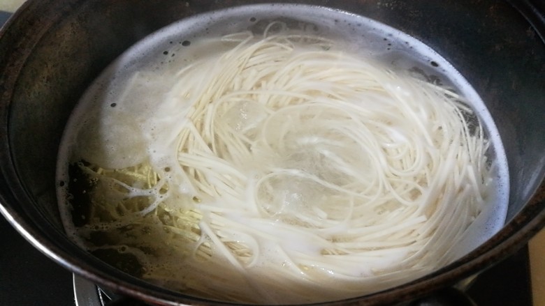 快手菜,黄瓜泡菜猪油拌面,大火煮5分钟,捞出