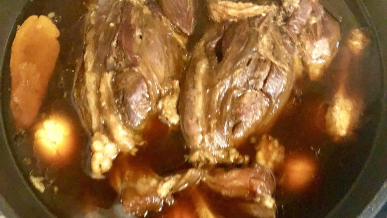 酱牛肉,把准备好的鸡蛋一起放入锅里。关火以后再放。(如果喜欢,还可以放豆干,豆皮等。可以放置时间长一些,更入味。)