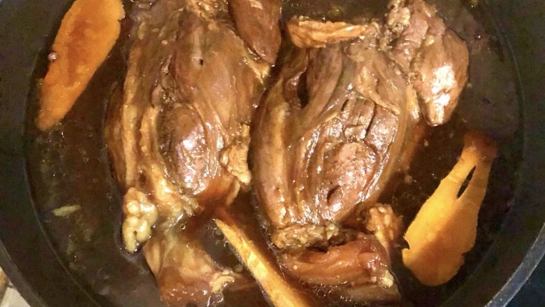 酱牛肉,肉煮的烂以后,关火,自然晾凉。在整个炖肉的过程中,不需要加盐,酱汤的咸度足够了。