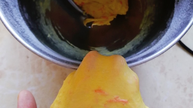 胡萝卜小面包(一次发酵),一档揉成团,转三档揉至厚膜