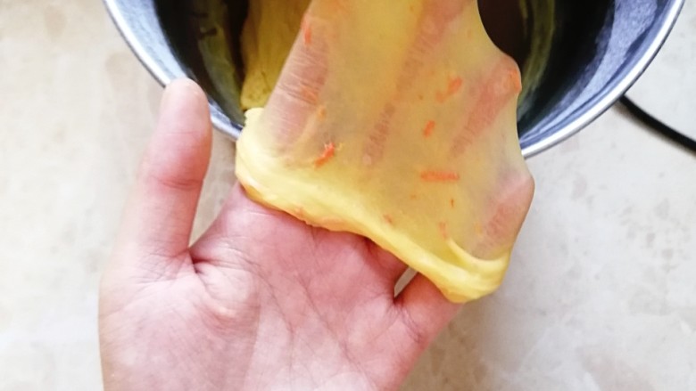 胡萝卜小面包(一次发酵),一档揉至完全吸收黄油,转三档揉至完全街道(能扯出手套膜)