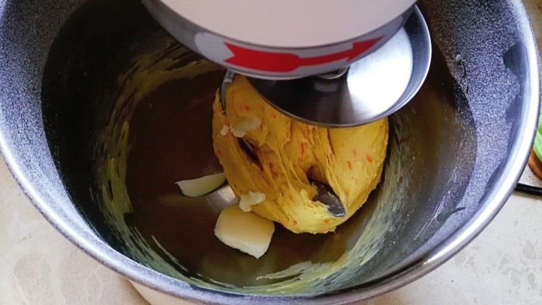 胡萝卜小面包(一次发酵),放入切小块软化的黄油