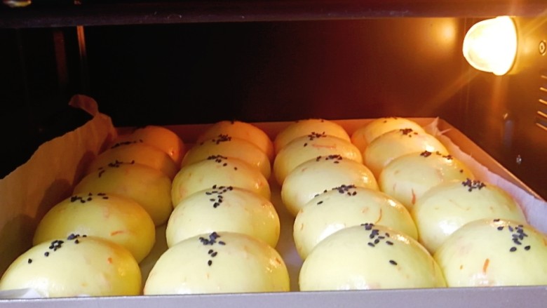 胡萝卜小面包(一次发酵),烤箱200度预热10分钟,放入烤盘,200度上下火中层烤12分钟即可(上色满意记得加盖锡纸以免上色过深)