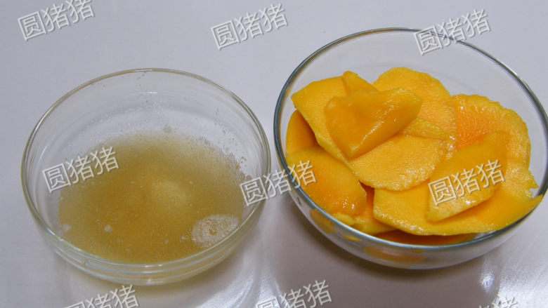 芒果芝士冻饼——不用烤箱的点心,<a style='color:red;display:inline-block;' href='/shicai/ 115501'>鱼胶粉</a>3又1/4小匙+3大匙冷水泡软,芒果去皮取肉,放入搅拌机内打成果泥。