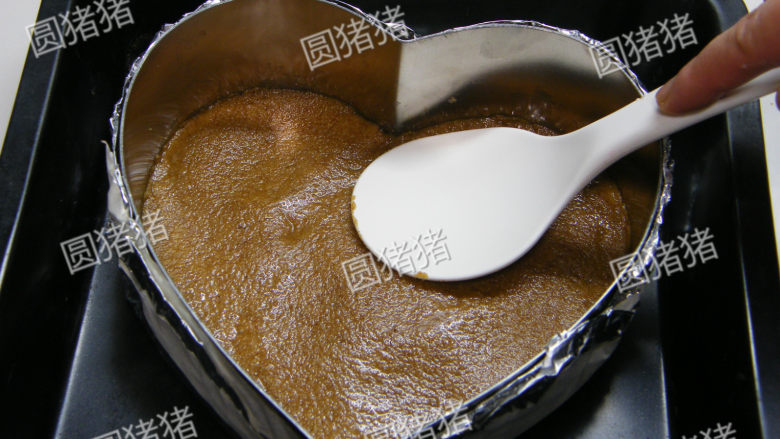 芒果芝士冻饼——不用烤箱的点心,幕斯圈底部包上两层锡纸,并用纸胶带固定,底部用盘子托着。参照《纽约芝士蛋糕》方法制好饼干底,放入冰箱冷冻。