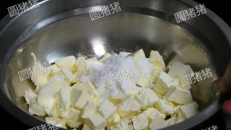 芒果芝士冻饼——不用烤箱的点心,奶油芝士切小块,加入砂糖50克,隔水加热软化。