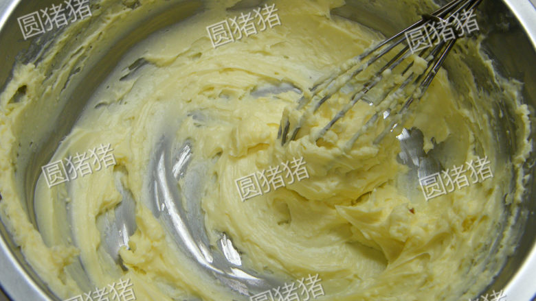 芒果芝士冻饼——不用烤箱的点心,一边软化,一边搅拌至无明显颗粒状,端离热水。