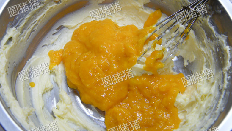 芒果芝士冻饼——不用烤箱的点心,加入芒果泥搅拌均匀,放凉至与体温差不多的温度。