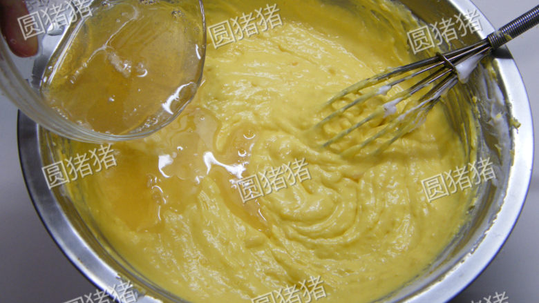 芒果芝士冻饼——不用烤箱的点心,鱼胶粉隔水溶化成液态,加入芒果芝士糊中搅拌均匀。
