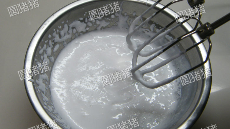 芒果芝士冻饼——不用烤箱的点心,动物鲜奶油用电打打至6分发,体积膨大一倍,有些流动的状态。