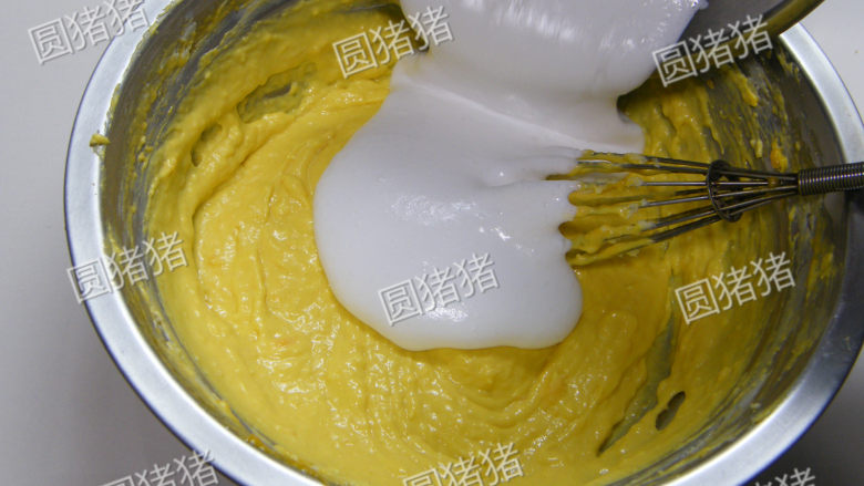 芒果芝士冻饼——不用烤箱的点心,将打发奶油加入芝士糊中,充份搅拌均匀。