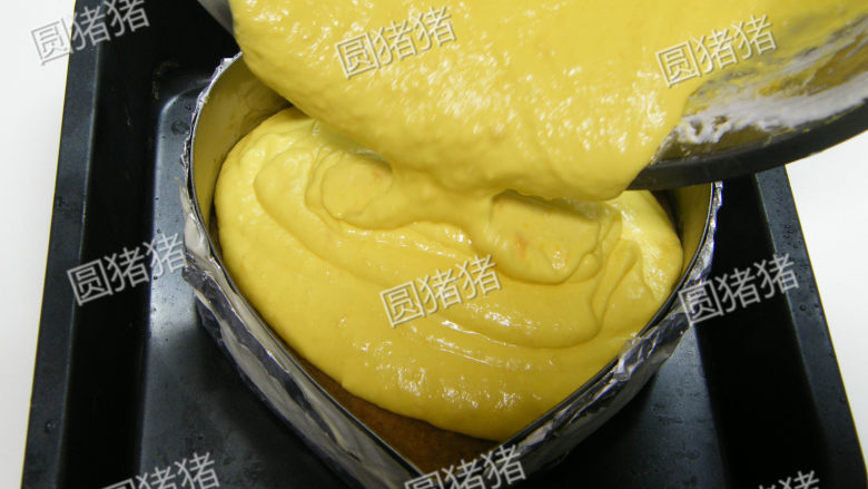 芒果芝士冻饼——不用烤箱的点心,将拌好的芝士糊倒入模具内。装好芝士糊后,轻轻晃动一下托盘,使里面的芝士糊平坦。移入冰箱冷藏4小时。