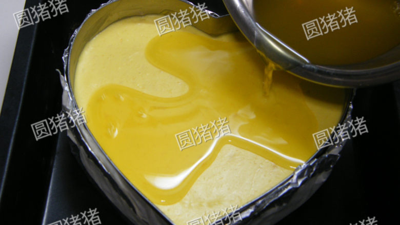 芒果芝士冻饼——不用烤箱的点心,鱼胶粉1小匙 + 3大匙市售橙汁泡软后,隔水溶化成液态放凉。将温凉的鱼胶水倒入模具内,温度要把握,太热会溶化芝士层,太凉会结块。