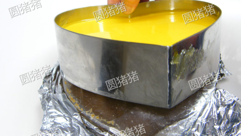 芒果芝士冻饼——不用烤箱的点心,再次移入冰箱,冷藏约1小时即可,脱模时先将垫底的锡纸移去。