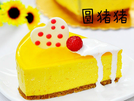 芒果芝士冻饼——不用烤箱的点心,再整个移到盘子上,用电吹风沿边缘吹约1分钟,用手提起幕斯圈即可。