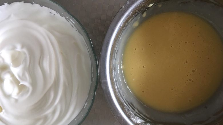 戚风蛋糕(6寸),分三次将打好的蛋白拌入到蛋黄面糊里