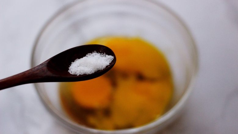 烟台人从小到大吃的虾酱炒鸡蛋,想吃就进来看看!,放入少许盐,如果口味淡的就不要放盐了(随个人喜好)