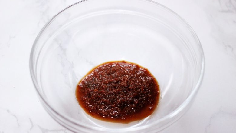烟台人从小到大吃的虾酱炒鸡蛋,想吃就进来看看!,把虾酱放到一个大一点的碗里