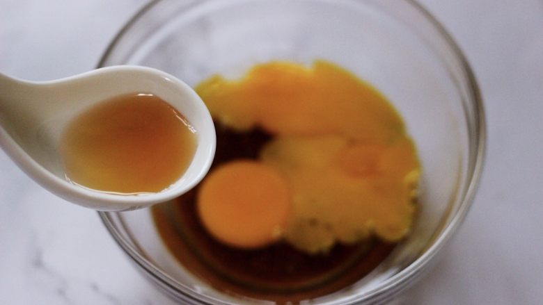 烟台人从小到大吃的虾酱炒鸡蛋,想吃就进来看看!,加入料酒去皮味