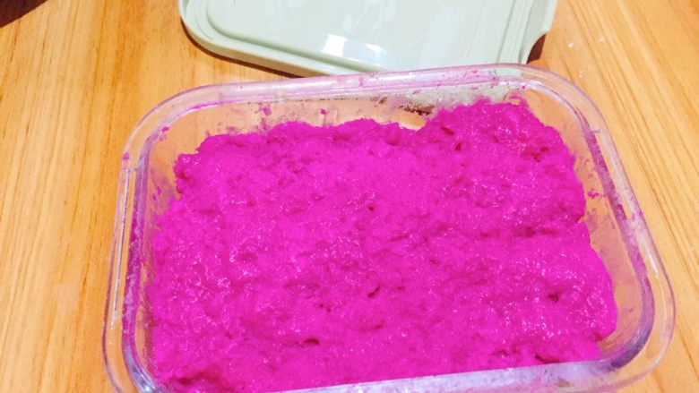 网红甜品+火龙果汁牛奶小方,将面糊均匀的倒入铺好,常温冷却后放入冰箱冷藏2个小时