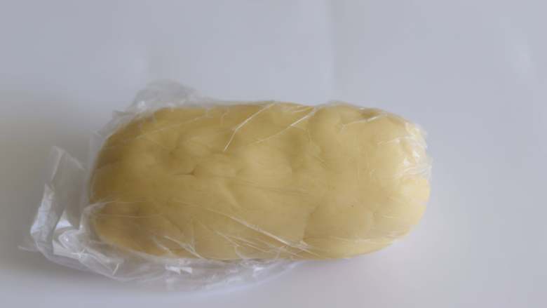 想失败都难,新手必做玛格丽特饼干,再用手捏成团。放入保鲜袋,排空气,放到冰箱冷藏室,1小时。