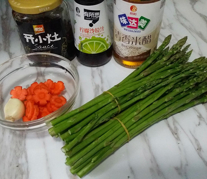 麻辣豆豉拌芦笋,备好食材,调料没有规定要求,也可以自家喜欢或现有的食材调配
