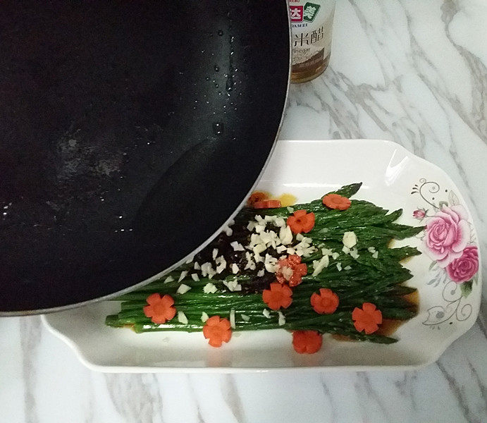 麻辣豆豉拌芦笋,同样起锅烧热油,迅速淋在上面
