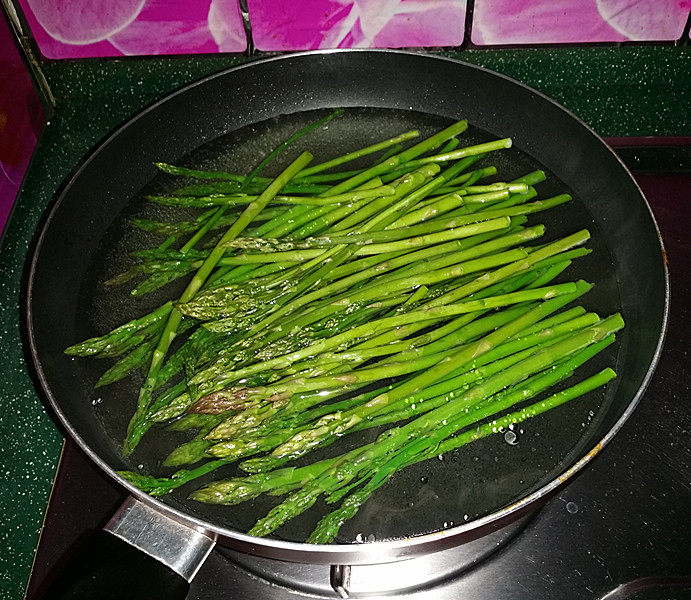 麻辣豆豉拌芦笋,保持沸腾,放入芦笋
