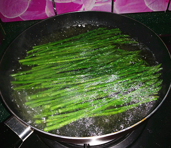 麻辣豆豉拌芦笋,约1~2分钟,焯至变色断生后,拣出放入凉开水(也可以用纯净水)中浸下,再捞出沥干