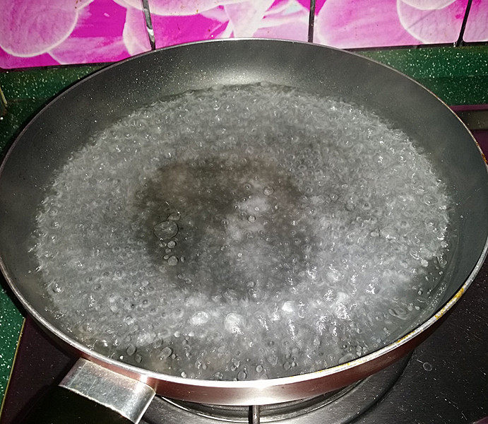 麻辣豆豉拌芦笋,锅中水开,加少许咸盐和食用油