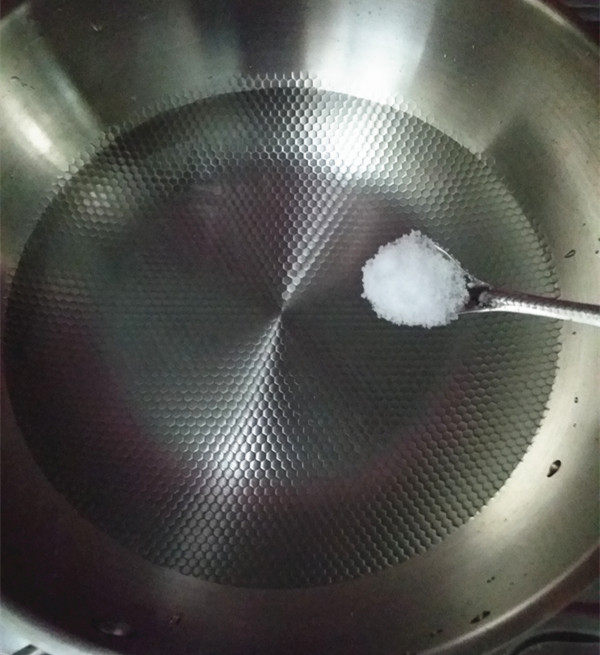花生泡椒灼芦笋,锅中倒入适量清水,加入2小勺食盐,增加底味