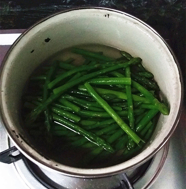 花生泡椒灼芦笋,然后迅速捞出,放至事先备好的凉开水中浸下(也可以用纯净水),芦笋的口感会更好且颜色也更加翠绿;提示:天热做凉拌菜卫生很重要,若用生水直接冲凉,抵抗力弱的朋友食用后会极易身体不适的
