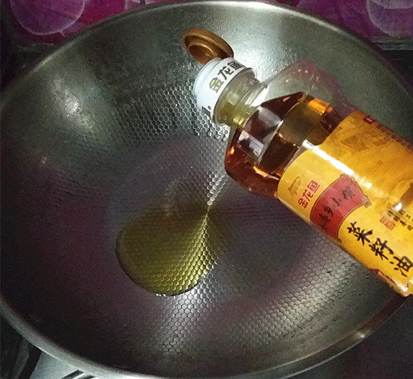 花生泡椒灼芦笋,锅中倒入菜籽油,加热