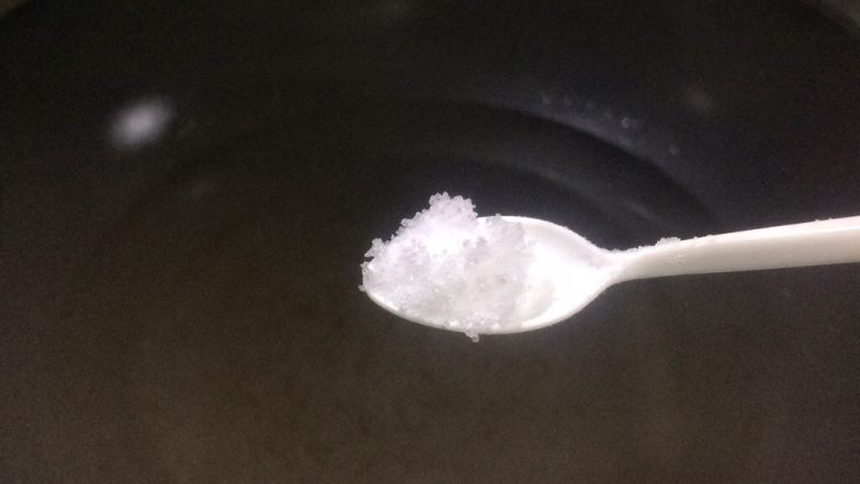 阳江豆豉炒苦瓜 不觉苦瓜苦 只闻豆豉香,先烧一些水,放少许盐和<a style='color:red;display:inline-block;' href='/shicai/ 140122'>玉米油</a>。