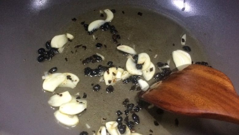 阳江豆豉炒苦瓜 不觉苦瓜苦 只闻豆豉香,油稍微放多一点,爆香蒜片和豆豉。