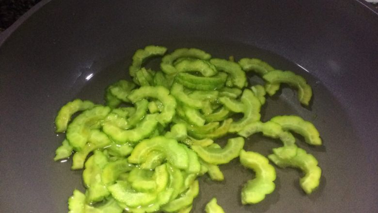 阳江豆豉炒苦瓜 不觉苦瓜苦 只闻豆豉香,水开后放入苦瓜烫一下,大概15到20秒即可捞出。