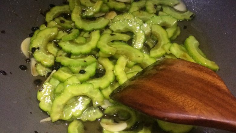 阳江豆豉炒苦瓜 不觉苦瓜苦 只闻豆豉香,将调料与苦瓜翻炒均匀,炒到苦瓜变软即可。
喜欢更软一点口感的,可以加少量水焖煮一下。
