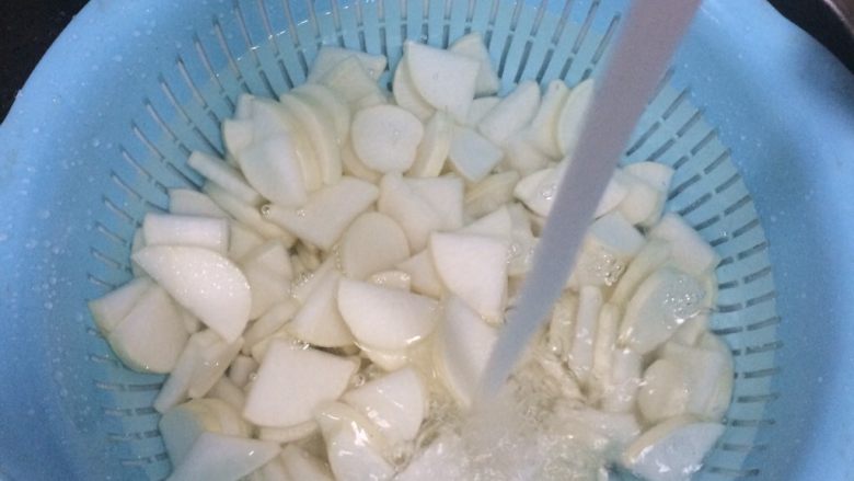 夏日必备的开胃小菜:酱白萝卜,用清水冲洗干净萝卜片,然后沥干水份备用。