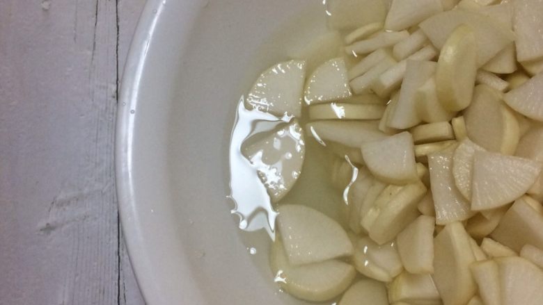 夏日必备的开胃小菜:酱白萝卜,腌制出很多萝卜水。