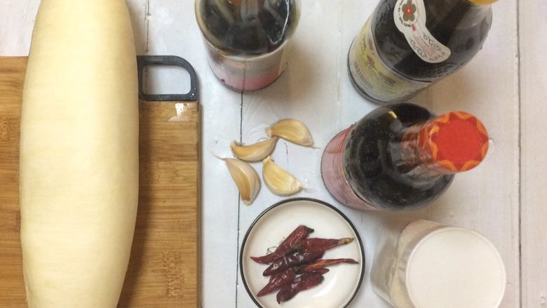 夏日必备的开胃小菜:酱白萝卜,准备好所有材料。