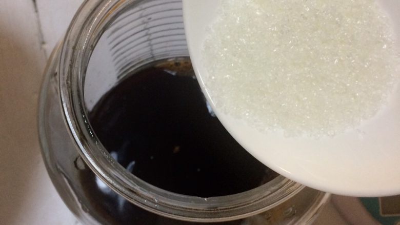 夏日必备的开胃小菜:酱白萝卜,25克白砂糖。