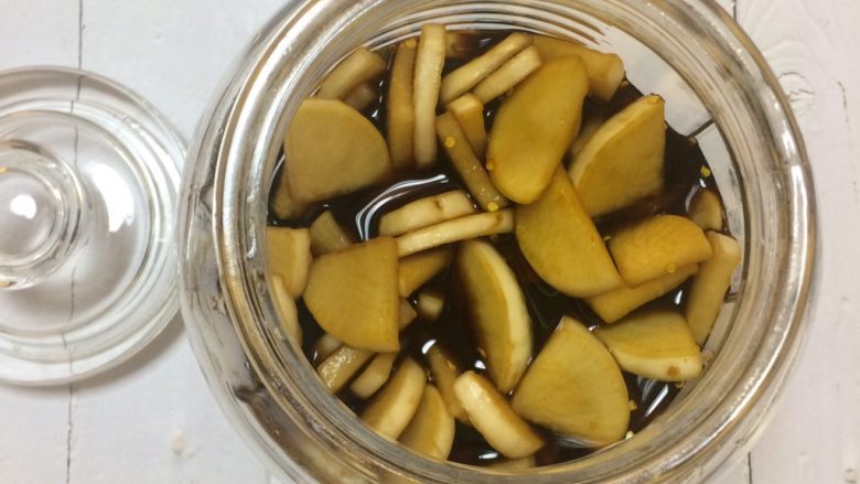 夏日必备的开胃小菜:酱白萝卜,将萝卜泡于酱汁中。