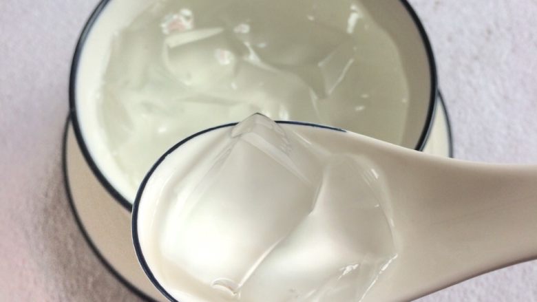 冰爽一夏: 红糖冰粉,冰粉切成小块。
样子十分晶莹剔透。