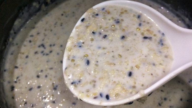 藜麦燕麦牛奶粥,煮约5分钟就可以啦。
可适量加糖或者蜂蜜,我是没有加任何糖,感觉味道不错。