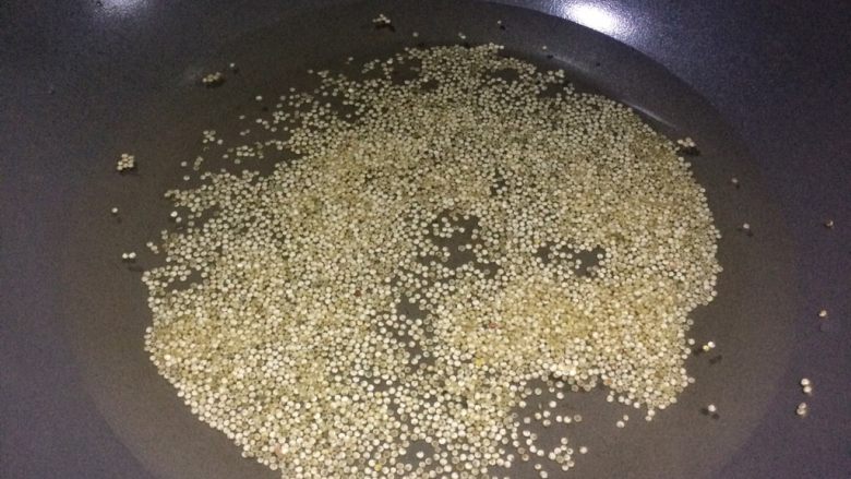 藜麦燕麦牛奶粥,加适量水煮藜麦,约12分钟。
藜麦变透明且长出白色的芽圈。